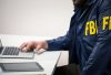 年轻的 fbiagentinuniform 在办公室使用笔记本电脑